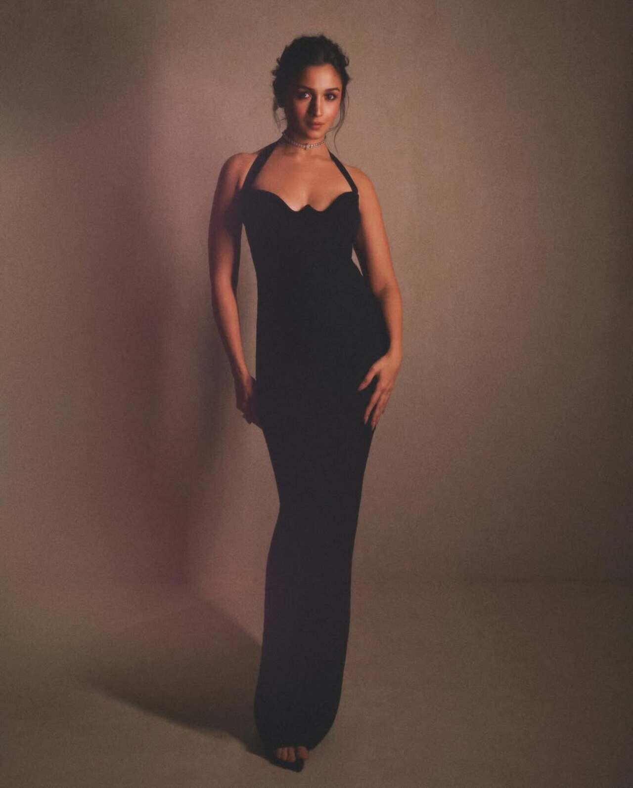 Alia completed the look with a striking statement piece from Vandals by Vandana M Jagwani, crafted in 14kt gold and set with cushion-cut lab-grown diamonds, highlighted by an impressive 8-carat centre stone